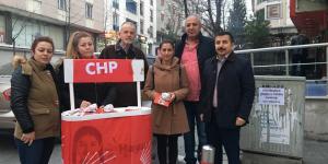 Esenyurt CHP, emekçi kadınları sabahın ilk ışıklarında karanfillerle karşıladı