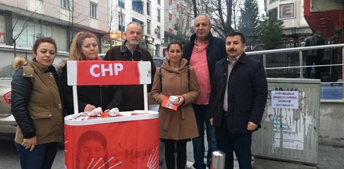 Esenyurt CHP, emekçi kadınları sabahın ilk ışıklarında karanfillerle karşıladı