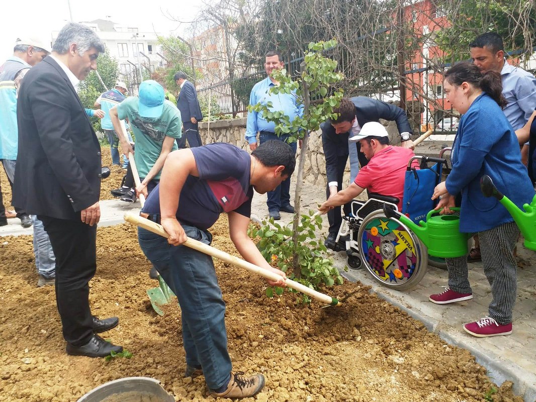 Çiçek ve ağaç dikmenin mutluluğunu yaşadılar