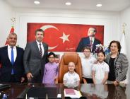 Başkan Erhan Güzel Makamı Çocuklara Teslim Etti