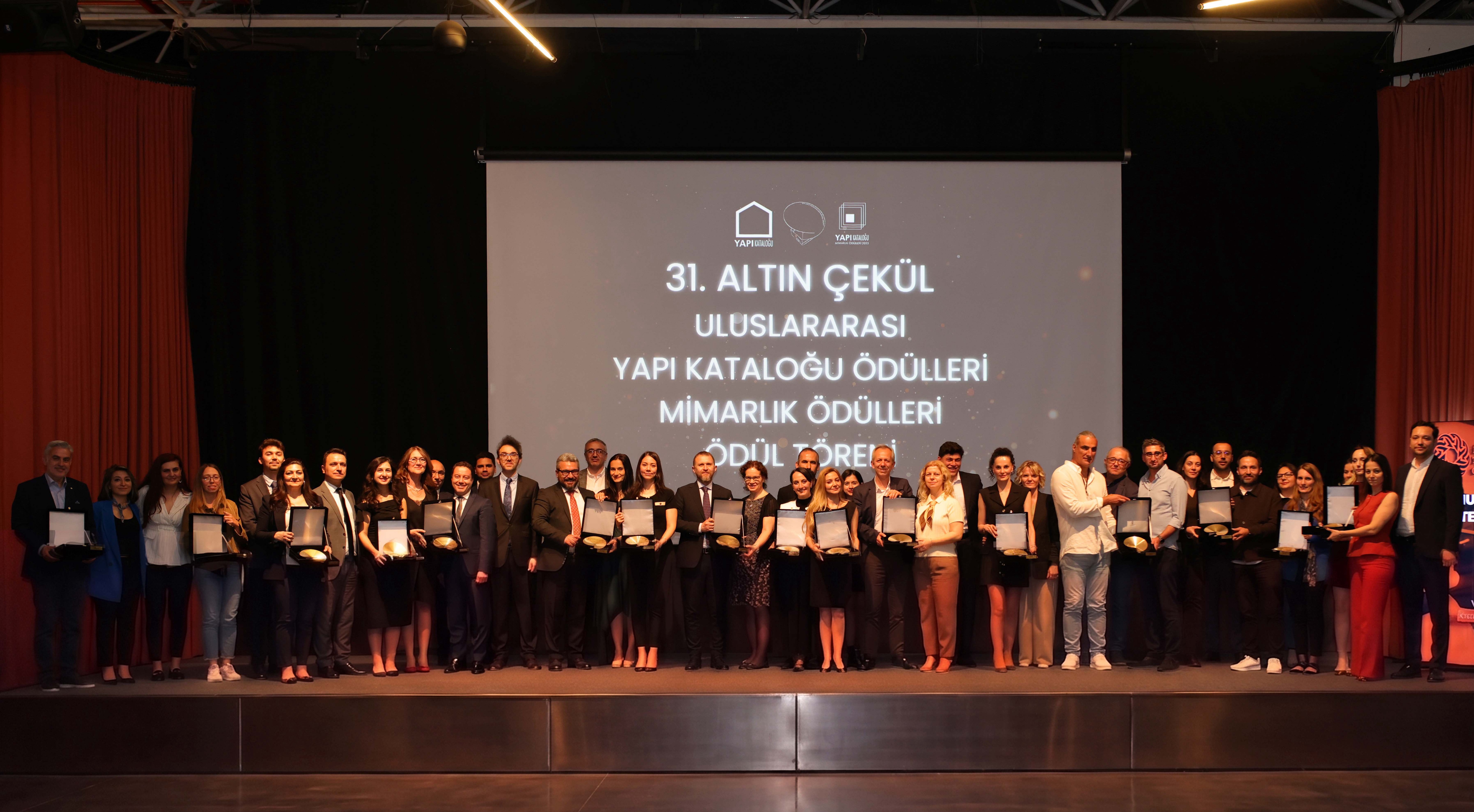 Akçansa’ya Altın Çekül’de Sosyal Sorumluluk ve Yenilikçi Ürün Alanlarında Çifte Ödül