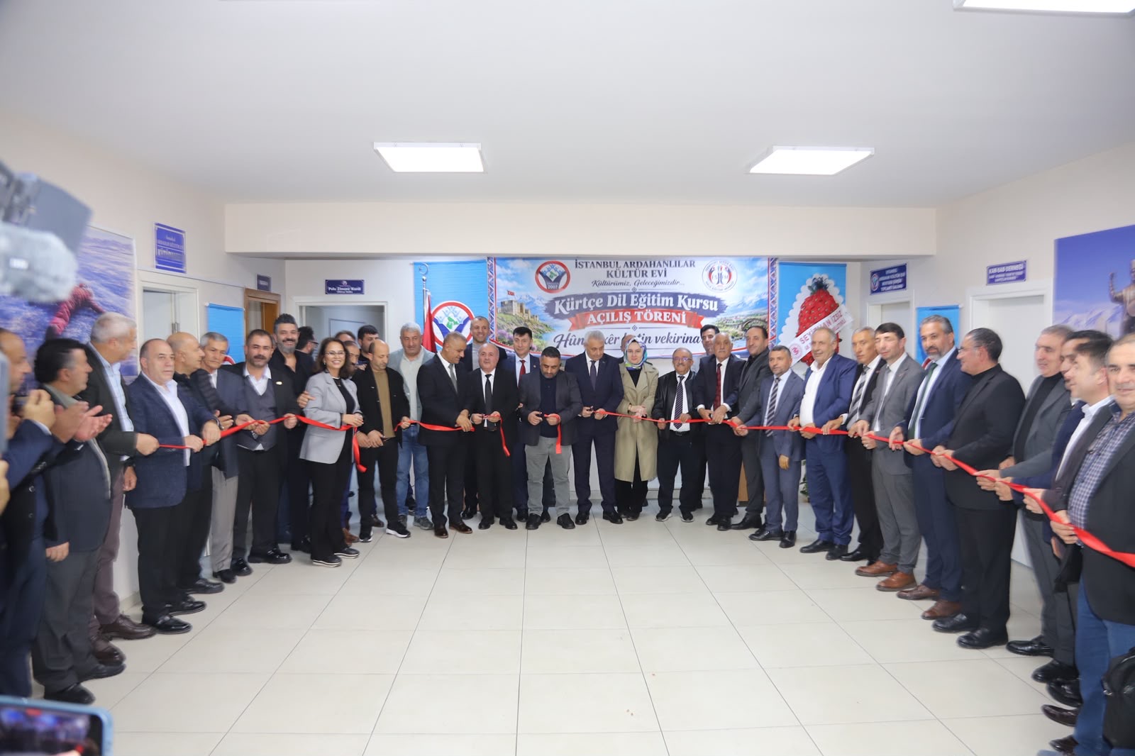 ESENYURT’TA KÜRTÇE DİL KURSU AÇILDI: DİLLERİN KARDEŞLİĞİ AYNI ÇATIDA BULUŞTU!